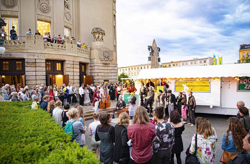 Premierenstimmung nach der Aufführung der »Two Penny Opera«.