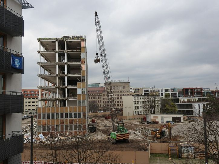 Wird in wenigen Tagen verschwunden sein: DDR-Plattenbau an der Könneritzstraße (Aufnahme 27. März). Foto: cpö