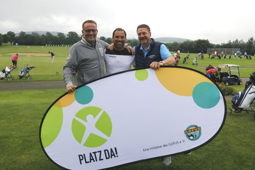 Nico Rulfs, Ulf Kirsten und Marten Schwass (v.l.) engagieren sich bei den Gofus bzw, Golfturnier "Dresden open" für einen neuen Bolzplatz, der mit Spenden in Dresden und Umgebung geschaffen werden soll. Foto: Mutschke