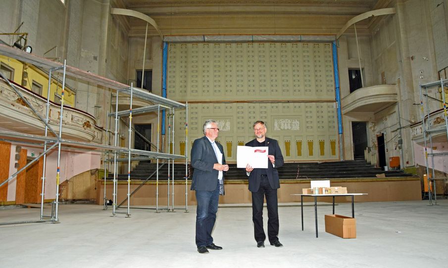Bernd Lange hat als Vorsitzender des Stiftungsrates der Sprkasse Oberlausitz-Niederschlesien an den Görlitzer Bürgermeister Dr. Michael Wieler (.v.l.) den Förderbescheid für die Ausstellung „Mythos Europa“ in der Görlitzer Stadthalle übergeben. Foto: Stadt Görlitz