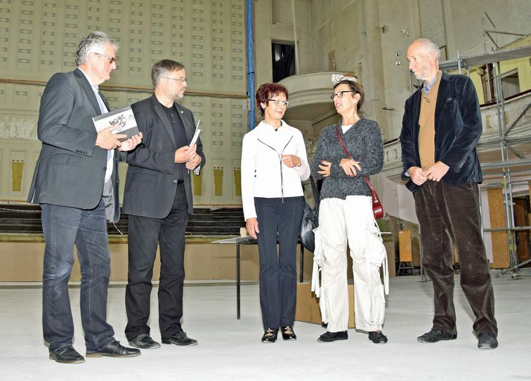 Bernd Lange (Stiftungsratsvorsitzender), Dr. Michael Wieler (Bürgermeister Görlitz), Regina Risy (GF Spk-Stiftung), die Künstlerin ANTOINETTE und ihr Generalbevollmächtigter Thomas Hampel haben in der Stadthalle unter anderem über das Thema Europa diskutiert. Foto: Stadt Görlitz