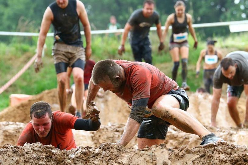 Beim »CrossDeLuxe« geht es durch Schlamm und Matsch. Foto: Xenio Marketing GmbH