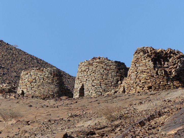 5000 Jahre alte Bienenkorbgräber vor dem Jebel Misht. Fotos: Wagner