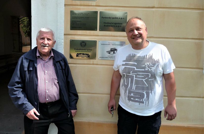 Klaus Fiedler und Petr Fiser (v. li.) vor dem Schloss in Litvinov.