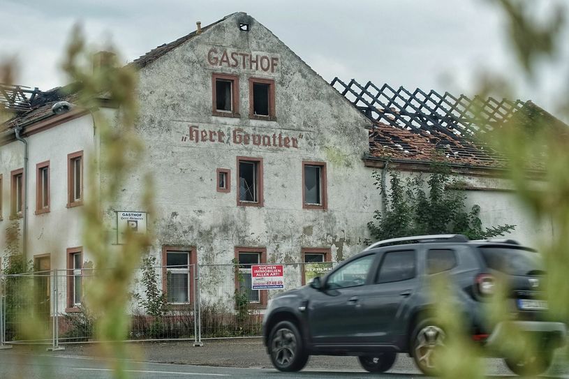 Für den Gasthof "Herr Gevatter" in Wölkisch gilt ein Betretungsverbot (Lebensgefahr). Wie es mit dem Kulturdenkmal nach dem Brand weitergeht, ist offen. Foto: Schramm