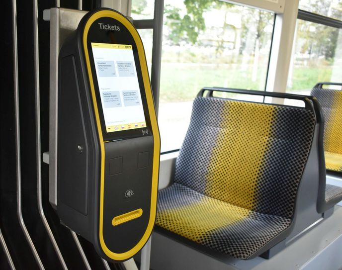 59 Zentimeter Höhe, 22 Zentimeter Breite und 11,5, Kilo schwer: So sehen die neuen Ticketautomaten für Dresdens Busse und Bahnen aus. Foto: Schiller