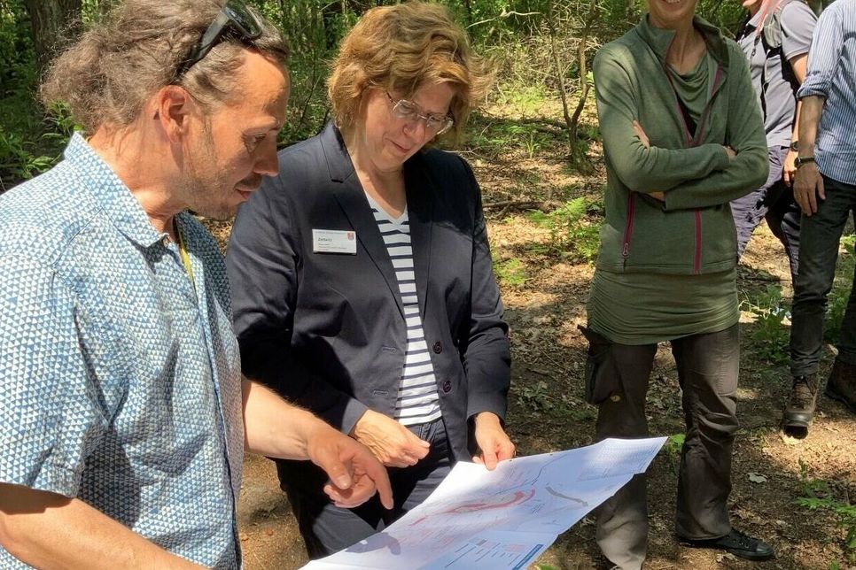 Michael Zauft (Projektleiter LIFE Feuchtwälder, NSF Brandenburg) und Heike Zettwitz (Umweltdezernentin des Landkreises Dahme-Spreewald) schauen sich noch einmal den Projektplan an.