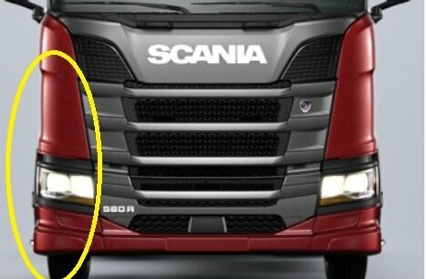 Dieser rote LKW könnte den Unfall verursacht haben. Am Unfallort wurden Karosserieteile und Lackabplatzungen gefunden. Gelb makiert sind die Schäden am Fahrzeug.