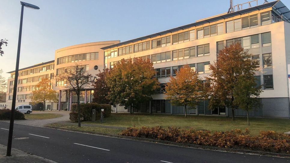 Das ist das neue zentrale Bürogebäude in der Heinrich-Hertz-Straße. Schon jetzt arbeiten hier Menschen an den Themen, die Deutschland in die Zukunft führen. Ganz oben stehen dabei schnelles Internet für alle und eine gelingende Energiewende. Foto: Bundesnetzagentur