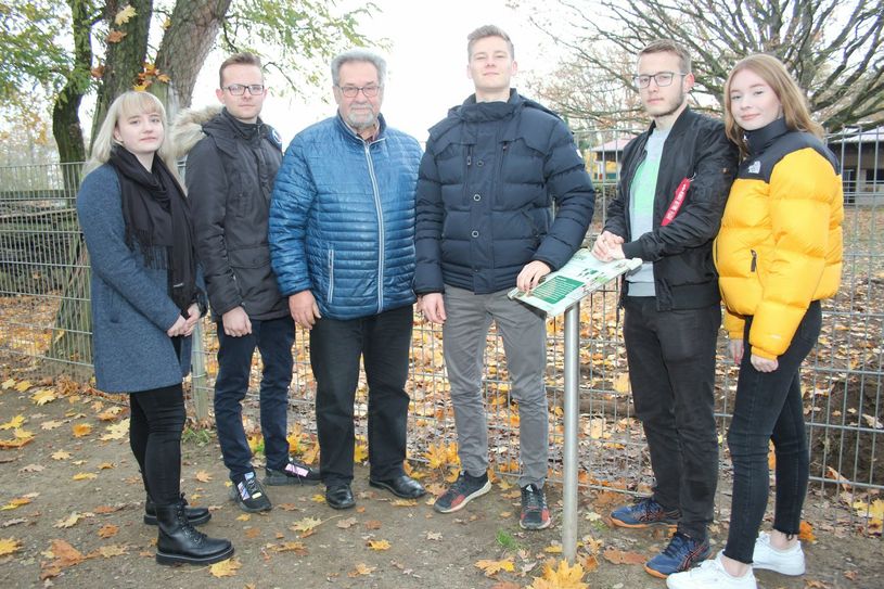Stolz auf das dritte Seminarprojekt ihrer Schule: Antonia Dietrich, Daniel Rudolph, Vereinschef Reinhard Neupert, Raul Streubel, Til Trompelt und Larissa Thier (v.l.). Foto:wit