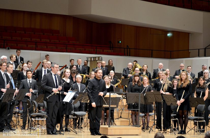 Die Dresdner Bläserphilharmonie unter der Leitung von Andrea Barizza spielt beim großen Sommer-Open-Air-Konzert in Elsterwerda am 2. Juli auf dem Elsterschloss-Areal zusammen mit Talenten der Kreismusikschule »Gebrüder Graun«.