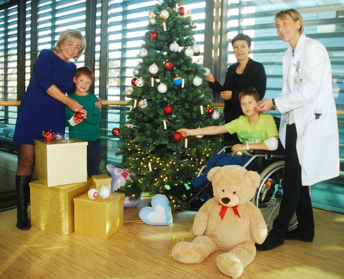 Ursula Herrmann vom Sonnenstrahl e.V., Christine Meyer von Froreich, Geschäftsführerin von Karstadt, sowie  Prof. Angela Hübner von der Uni-Kinderklinik mit Vincent (6) und Ron (9). Foto: Schiller