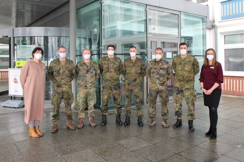 Pflegedirektorin Birgit Wolthusen (li.) und Kaufmännische Direktorin Juliane Kirfe (re.) begrüßen die 6 Soldaten aus Erfurt am Eingang des Klinikums. Foto: LSK/Gernot Schweitzer