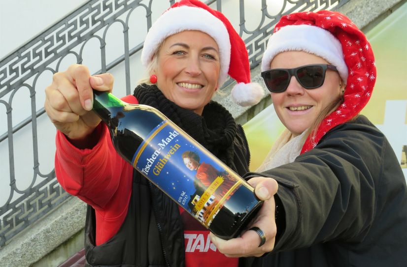 Anja Hillmann (l.) und Patricia Schmuck von der Lausitzhalle sitzen in den Startlöchern. Die Vorbereitungen für den weihnachtlichen Teschenmarkt bei eher frühlingshaften Temperaturen laufen auf Hochtouren.
