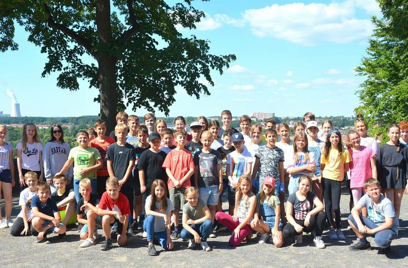 Schüler der fünften und sechsten Klasse des Erwin-Strittmatter-Gymnasiums reinigen die Grabsteine der gefallenen deutschen und russischen Soldaten auf dem Georgenbergfriedhof.