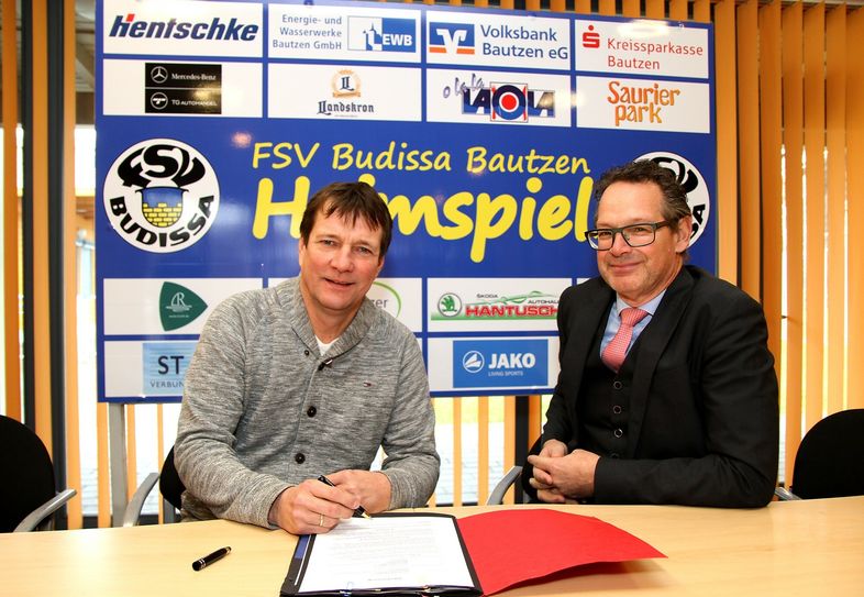 Torsten Gütschow unterschreibt im Beisein von Budissa-Präsident Ingo Frings seinen neuen Trainervertrag. Foto: T. Zettl