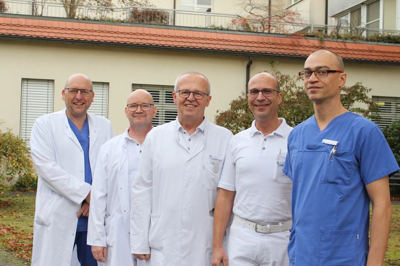 Um chronische Wunden und deren Ursachen effektiv behandeln zu können, müssen Mediziner verschiedener Fachgebiete und Krankenpfleger eng zusammenarbeiten. Am Krankenhaus Emmaus Niesky sind das unter anderem (v.l.n.r.):  Diabetologe Rainer Stengel (Chefarzt Innere Medizin), Gefäßchirurg Nils Walther (Chefarzt Chirurgie), Schmerztherapeut Dr. med. Jörg Drechsel (Chefarzt Anästhesie), Wundexperte Dr. med. Frank Hübschmann (Leitender Oberarzt Chirurgie) und Wundmanager Stefan Kretschmer. Foto: T. Keil