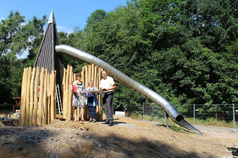 Landschaftsarchitektin Marion Brod-Kilian, Bauamtsmitarbeiterin Katrin Diersche und Oberbürgermeister Olaf Raschke beim Baustellenbesuch an der neuen »Wald-Burg«. Foto: Stadt Meißen