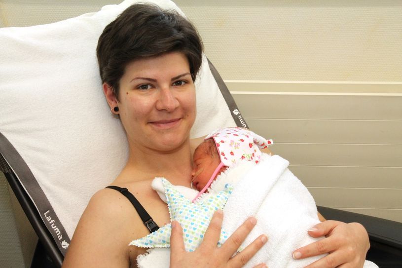 Sie ist von der Professionalität und Kreativität der Kleidung fasziniert: Mutter Christin Kutschick (l.) hält ihre Tochter Adelina (1950 Gramm, 44 Centimeter, sechs Wochen zu früh) im Arm. F.: LSK