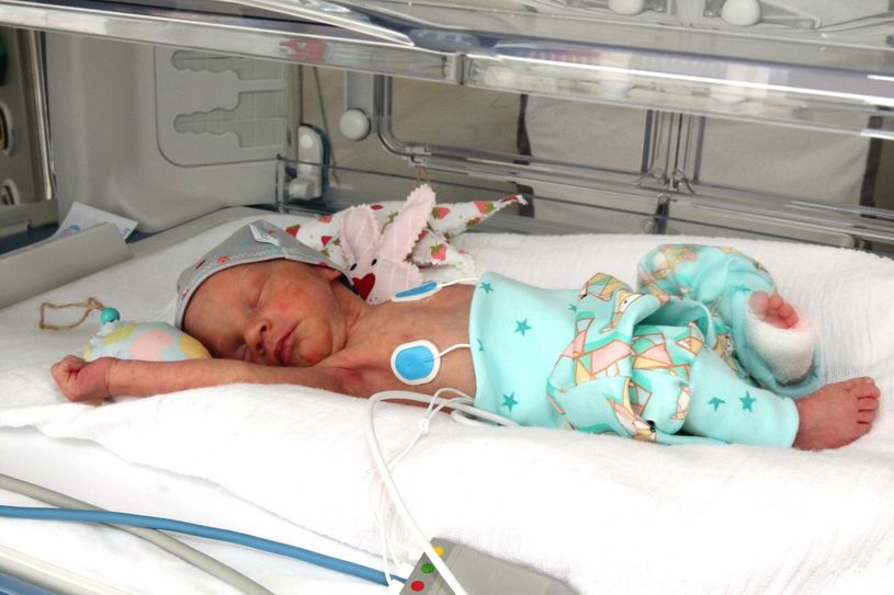 Karlina Koar (45 Centimeter, 1530 Gramm, sieben Wochen zu früh) trägt die Mütze und Hose von Schneiderin Jenny Menzel. Daneben liegen Osterhase, Stern und ein Anhänger. F.: LSK