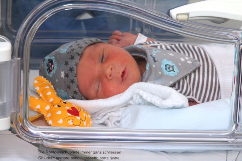 Gabriel Schramm (2545 Gramm, 49 Centimeter, sieben Wochen zu früh) scheint es zu gefallen – Mütze, Halstuch und der kleine Osterhase. F.: LSK