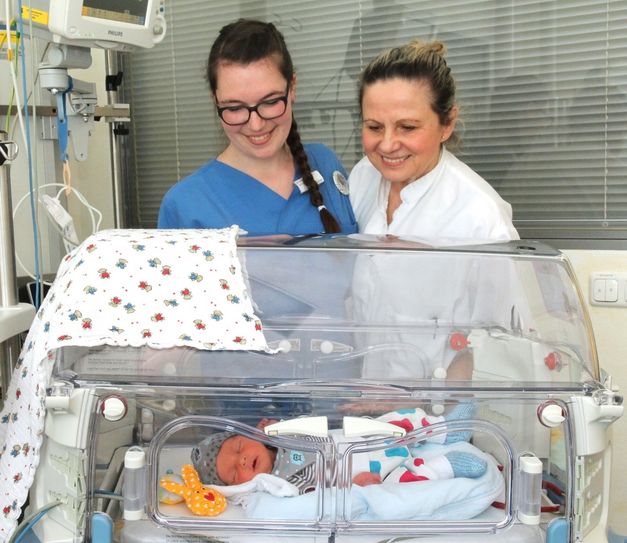 Dr. Stephanie Finke (l.) und Chefärztin Dr. Petra Jesche beim Bestaunen der maßgeschneiderten Kleidung an Baby Gabriel Schramm (2545 Gramm, 49 Centimeter, sieben Wochen zu früh). F.: LSK