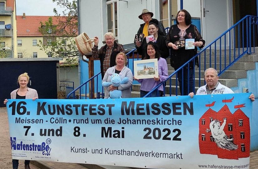 Antje Kypke und Peter Hänke (vorn) vom Hafenstraße e.V. mussten gemeinsam mit Peter Falk (ganz hinten) und vielen anderen Helferinnen und Helfer dieses Jahr in kürzester Zeit das Kunstfest auf die Beine stellen.