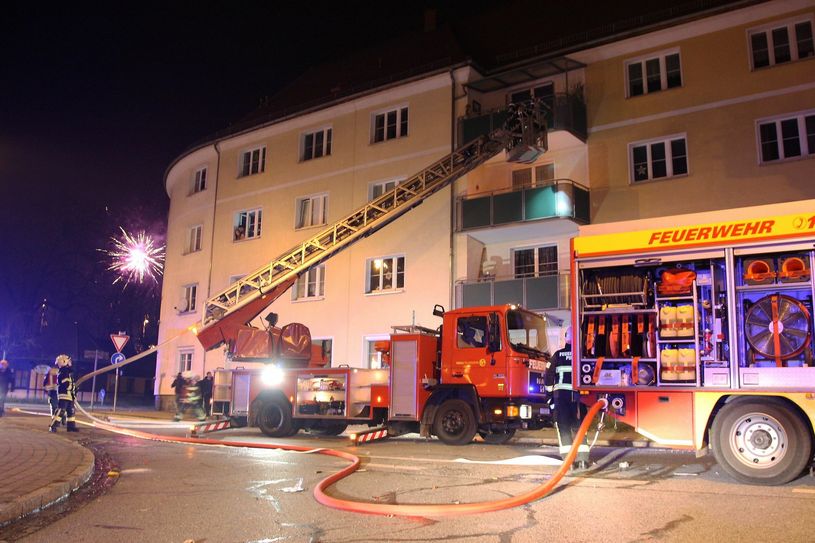 Mit einer Drehleiter konnte die Feuerwehr den Brand löschen.  Foto: D. Förster