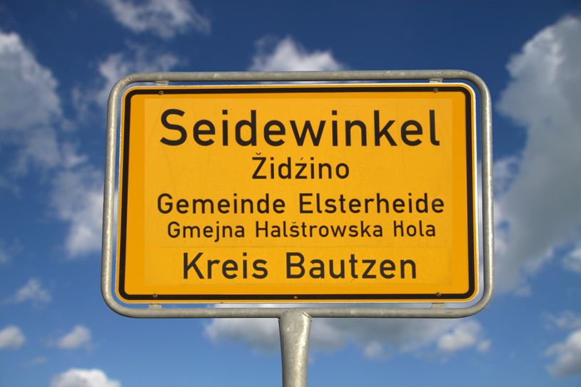 Millimetersache: Nicht nur für die Landtagsabgeordnete Franziska Schubert besteht Handlungsbedarf, auch der Geschäftsführer der Domowina mahnt mehr Gleichberechtigung der sorbischen Sprache auf den Ortsschildern an. Randbemerkung des Reporters: „Es war übrigens nicht leicht, überhaupt ein halbwegs sauberes (damit fotogenes) Ortseingangsschild zu finden.“