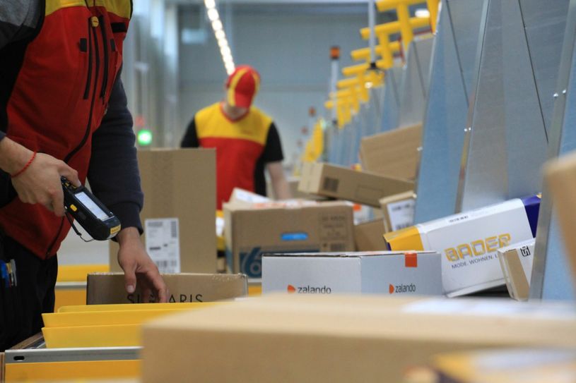 Die Pakete landen über eine Rutsche direkt beim Zusteller.