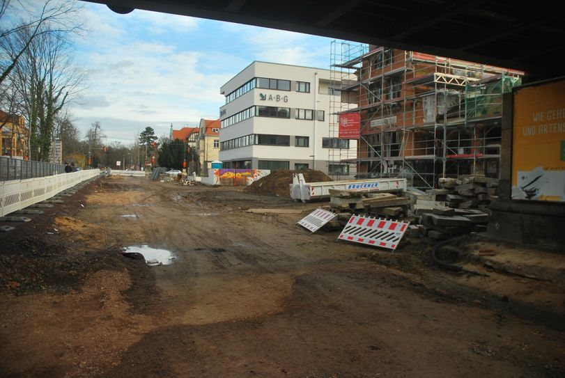 Seit Sommer 2017 herrscht Baustopp an der Oskarstraße, frühestens im Sommer `18 geht‘s weiter. Foto: M. Schiller