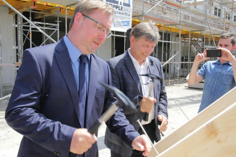 Im Anschluss schlugen LEAG-Berbauchef Uwe Grosser und Andreas Redlich, Tagebauleiter von Welzow-Süd, die symbolischen letzten Nägel ins Dach. Foto: Jan Hornhauer