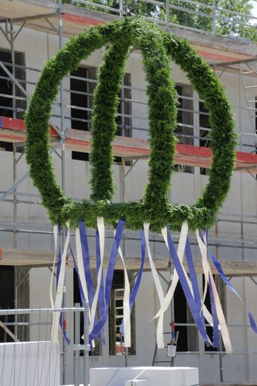 Die Richtkrone wurde danach auf dem Dach platzier. Foto: Jan Hornhauer