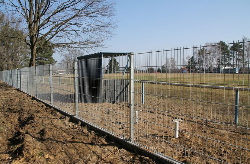 Der neuer Zaun mit »Unterwühlschutz« am Sportplatz Großkoschen ist insgesamt 257 Meter lang.