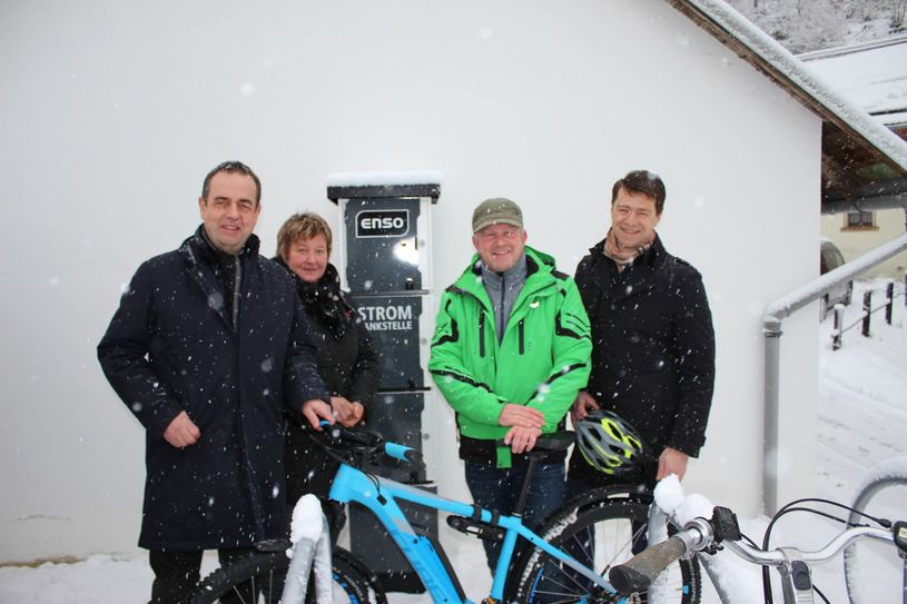 Bürgermeister Tobias Steiner, Ines Stephan, Leiterin des Oybiner Fremdenverkehrsbetriebes, Gemeinderat Bernd Herfort und Gunnar Schneider, Gruppenleiter Kommunalvertrieb bei der Enso (v.l.n.r.) bei der offiziellen Inbetriebnahme der E-Bike-Ladestation. Foto: Keil