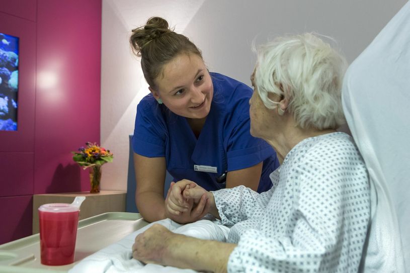 Verschiedene externe Studien belegen, dass Patienten die besondere Zuwendung im Diakonissenkrankenhaus deutlich wahrnehmen und das Haus gezielt danach auswählen. Foto: Uwe Völkner