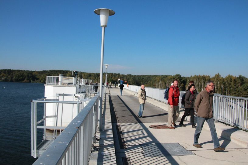 Besucher konnten das sonst aus Sicherheitsgründen nicht zugängliche Gelände der Talsperre in Augenschein nehmen. Foto: kri