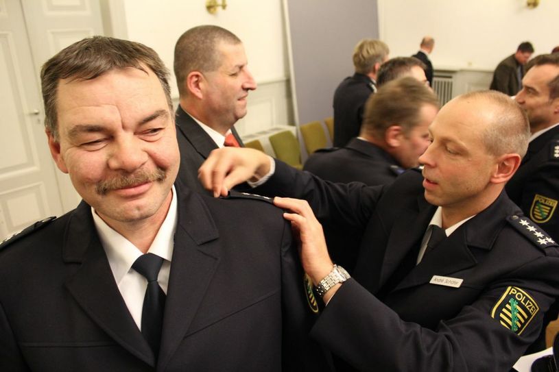 André Schäfer schiebt Michael Günzel die Dienstgradabzeichen des Polizeihauptkommissaren auf die Schulter. Foto: Polizei