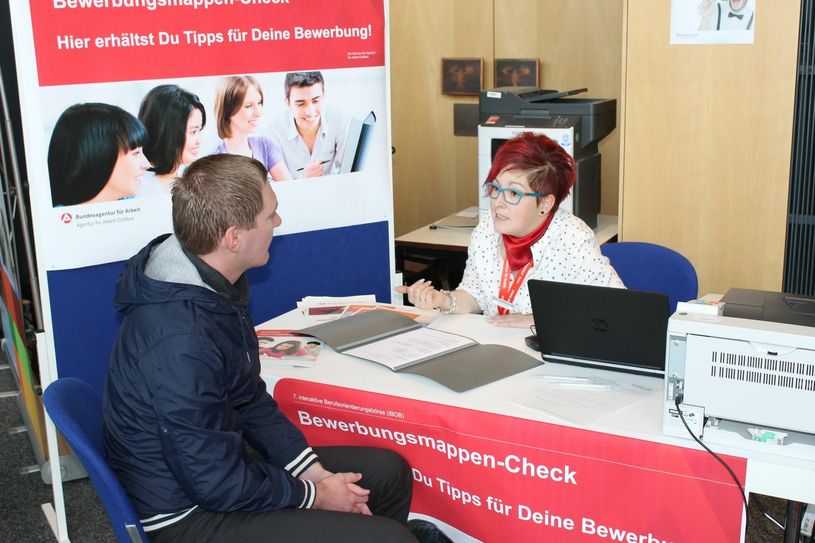 Beratungsgespräche, Bewerbungsmappencheck und vieles mehr bietet die iBOB in der Stadthalle. Foto: Agentur für Arbeit