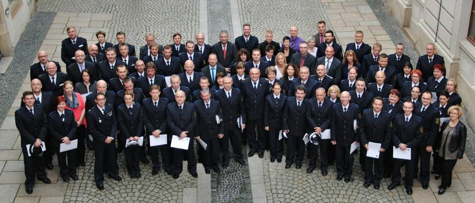 Gruppenbild aller Beförderten mit ihren Vorgesetzten. Foto: Polizei
