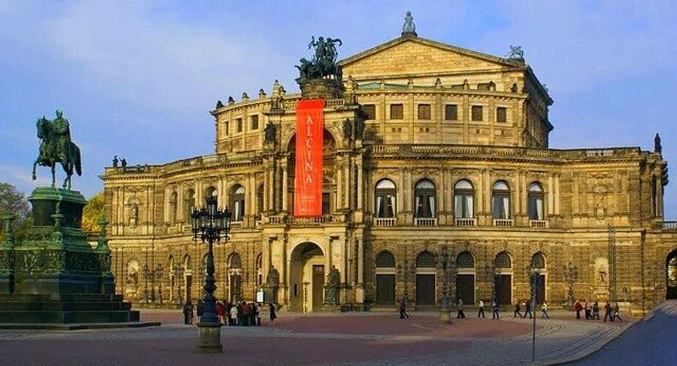 Mehr als 2.000 Kostüme werden jährlich in den Kostümwerkstätten der Sächsischen Staatstheater maßgefertigt.
