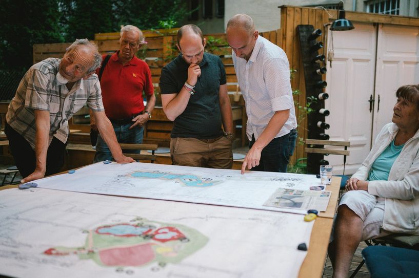An der Diskussion beteiligten sich wichtige Wegbegleiter der „Helene“. Dazu gehört Heiderose Starke (rechts im Bild). Die Gartenarchitektin war Anfang der 90er Jahre an der Modernisierung des Objektes beteiligt. Foto: Paul Glaser