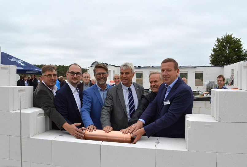 Grundsteinlegung mit dem Werkleiter des Eigenbetriebs Rettungsdienst, Sebastian Weiss und seinen Mitarbeitern Silvio Günther und Burghard Schreiber, Landrat Christian Heinrich-Jaschinski sowie Bad Liebenwerdas Bürgermeister Thomas Richter und Joachim Pfützner vom Werksausschuss Eigenbetrieb Rettungsdienst. Foto: Landkreis Elbe-Elster