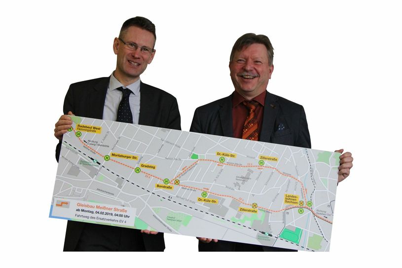 Andreas Hemmersbach (DVB) und Oberbürgermeister Bert Wendsche (parteilos) freuen sich, dass der Baustart auf der Meißner Straße endlich beginnen kann. Sie zeigen den Fahrweg der Ersatzlinie 4 während der Bauarbeiten.  	                            					                  Foto: Lindackers