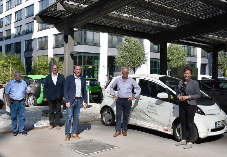 Wollen gemeinsam an intelligenten Energie- und Mobilitätslösungen für Elbe-Elster arbeiten: EE-Klimaschutzmanager Kurt Seidel; der Persönliche Referent des Landrates, Marten Frontzek; Landrat Christian Heinrich-Jaschinski; inno2grid-Geschäftsführer Frank Christian Hinrichs und inno2grid-Projektmanagerin Sylvia Krepska (v.l.n.r.). Foto: pm