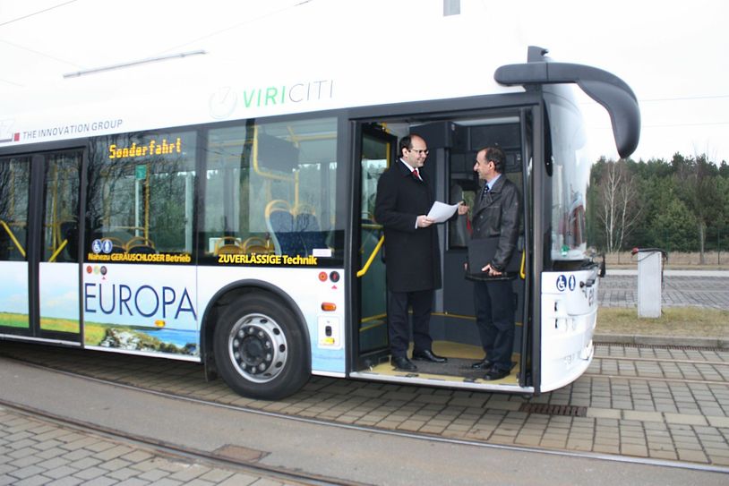Cottbusverkehr GmbH Geschäftsführer Ralf Thalmann und ebe EUROPA GmbH Vertriebsmitarbeiter Jochen Hellmann im Eingangsbereich des Elektrobusses. Foto: PR