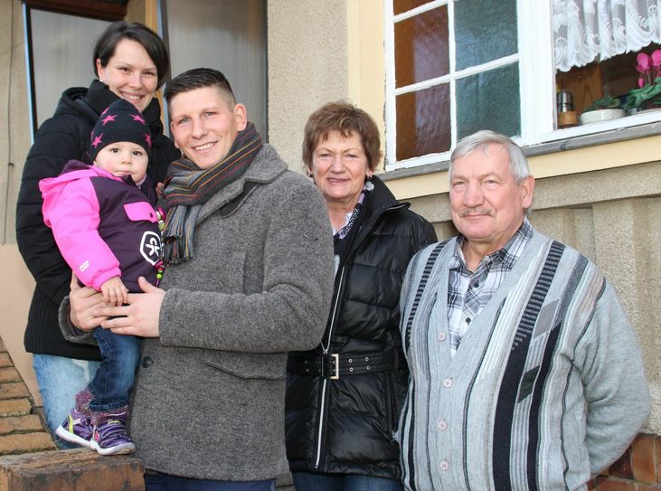 Immer wieder sonntags, geht es zu Oma und Opa zum Frühstück: Daniela Beyer, Marla Schulze, Edelgard und Reinhard Schulze. Foto: wit