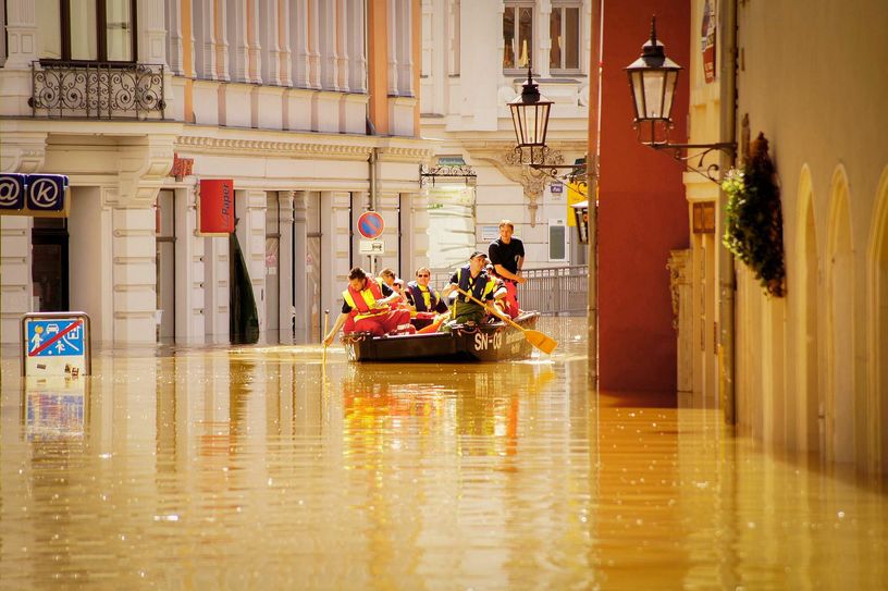 Die sonst so idyllisch und friedliche Elbe ist in den vergangenen 15 Jahren bereits mehrfach als echte Bedrohung in die Stadt eingedrungen. Die Erinnerungen sorgen heute noch für Gänsehaut...  Finanzielle Unterstützung für starke Pumpen hat der Freistaat jetzt abgelehnt. Foto: Pixelwunder/ Schramm