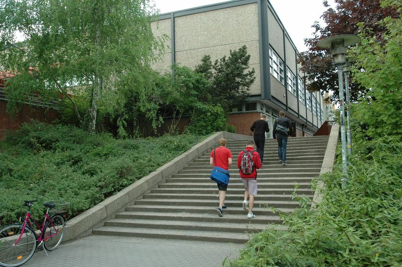 Auf dem Campus rund um die Mensa wurde im Sommer oft bis in die Nacht gefeiert. Anwohnern raubte die laute Musik und Ruhestörungen den Schlaf. Foto: Pönisch