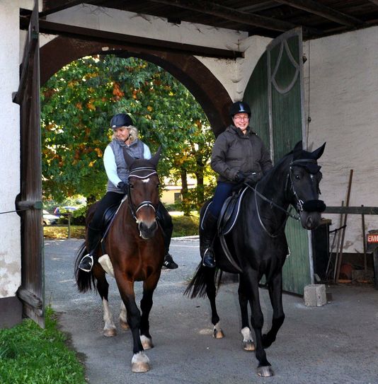 Simone Werner und Katrin Redmond auf Santos und Gina im neuen Domizil.  Foto: Müller
